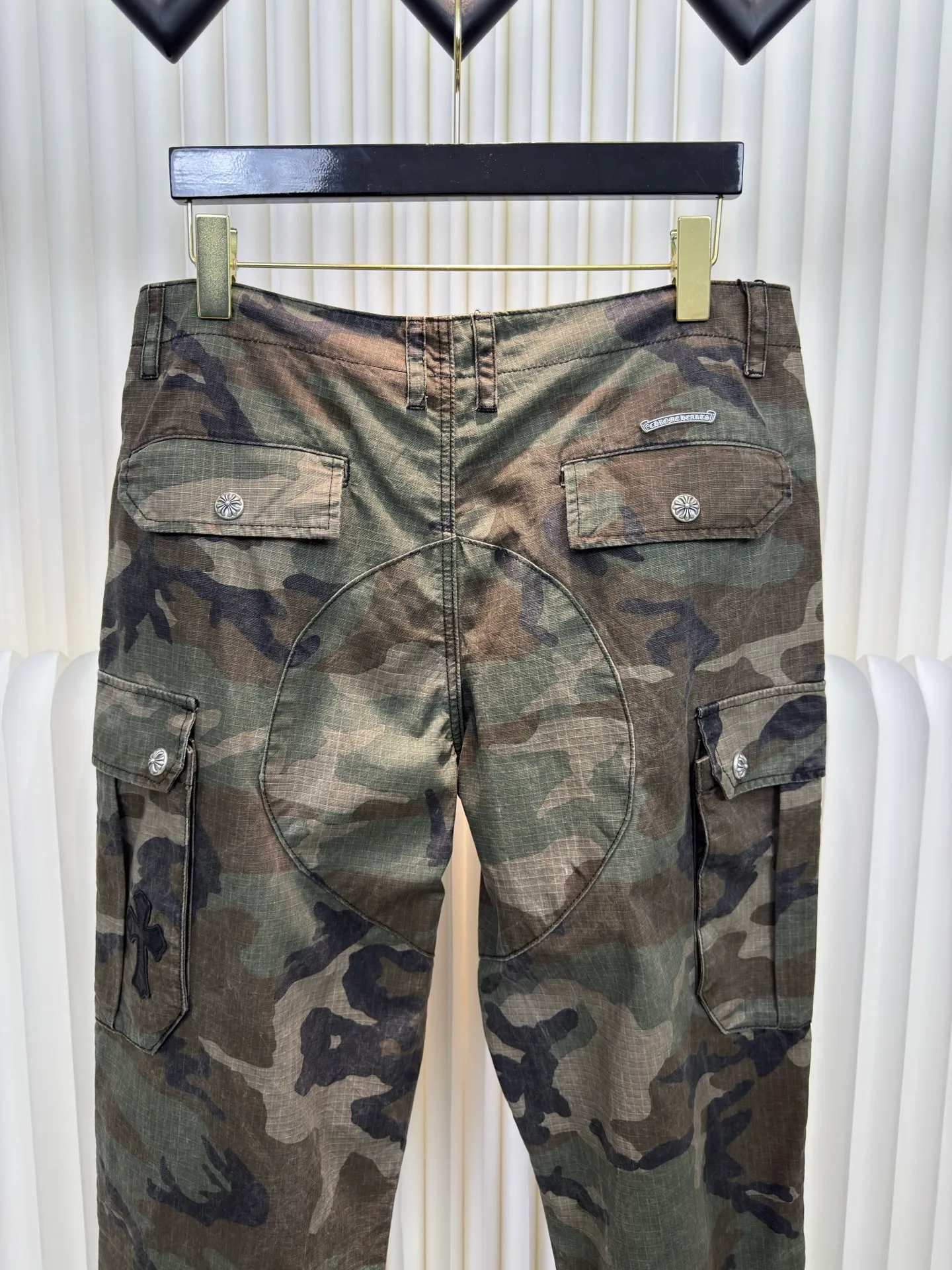 P610 Chrome Hearts camouflage leather and genuine antique silver overalls. The main fabric is dyed with fully divided camouflage. The lining is made of CH jacquard lining. The minimum order is 1000 meters. The whole pants have 14 genuine antique silver hardware. Half of the cost is in the hardware. The leather is made of imported lambskin. Hand-made edge stitching. The embroidery on the waist uses imported Tajima machine. Precision embroidery. Size 32/S 34/M 36/L